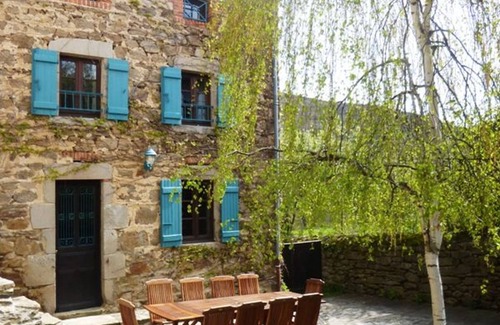 Villeneuve-dʼAllier Cottage | Family-Friendly Riverside Retreat with Game Room & Terrace in Scenic Allier