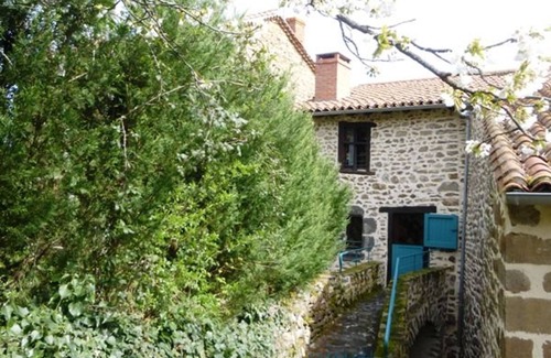 Villeneuve-dʼAllier Cottage | Family-Friendly Riverside Retreat with Game Room & Terrace in Scenic Allier
