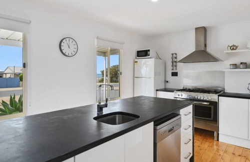 Tiddy Widdy Beach House | FAMILY FRIENDLY weekend getaway on the Yorke Peninsula