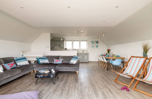 New Romney House | Family Friendly Beach House With Hot Tub! Outstanding Sea Views