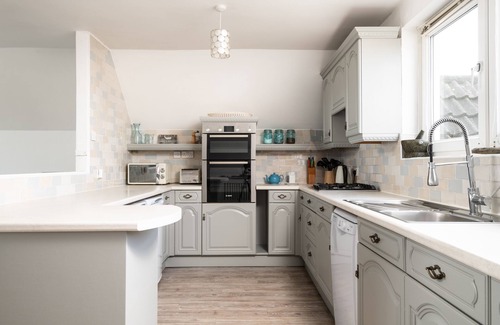 New Romney House | Family Friendly Beach House With Hot Tub! Outstanding Sea Views