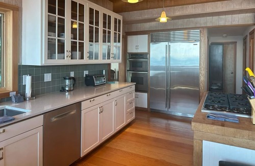 Bainbridge Island House | Family-friendly soundfront retreat with sprawling deck and expansive views