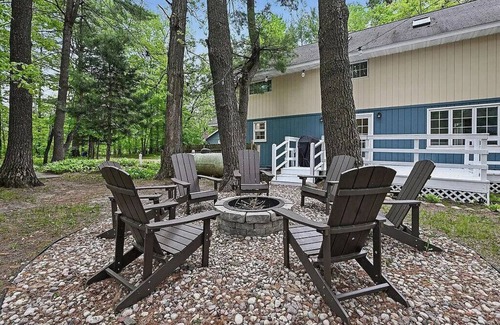 Amherst Junction House | Family friendly lake house n -Lucky Rose Escape-