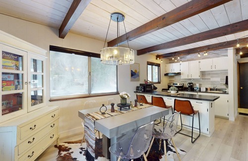 Tahoe Paradise Cabin | Family-friendly cabin with fireplace, bikes, loft, games, & skiing nearby