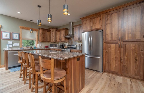 Lazy Acres Cabin | Family-friendly lodge + Fire pit + Hot tub + Heated garage + 3 On-suite bedrooms