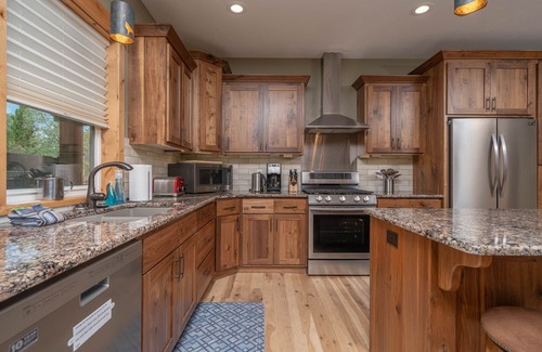 Lazy Acres Cabin | Family-friendly lodge + Fire pit + Hot tub + Heated garage + 3 On-suite bedrooms
