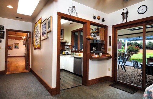 Faber Bed & Breakfast | Family-friendly 10-bedroom B&B near Wintergreen golf & ski. Great for groups!