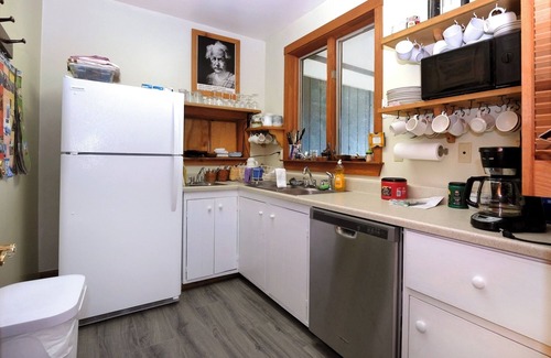 Faber Bed & Breakfast | Family-friendly 10-bedroom B&B near Wintergreen golf & ski. Great for groups!