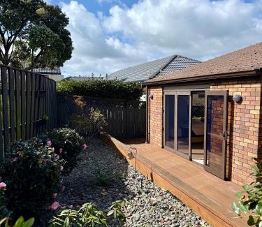 Mellons Bay House | Family Friendly 1BR in Howick, Near Beach and Cafes