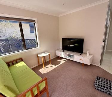Mellons Bay House | Family Friendly 1BR in Howick, Near Beach and Cafes