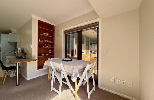 Mellons Bay House | Family Friendly 1BR in Howick, Near Beach and Cafes