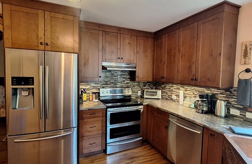 Nelson House | Family friendly 2 bdrm/3 bed home mins from sandy beaches and downtown Nelson!