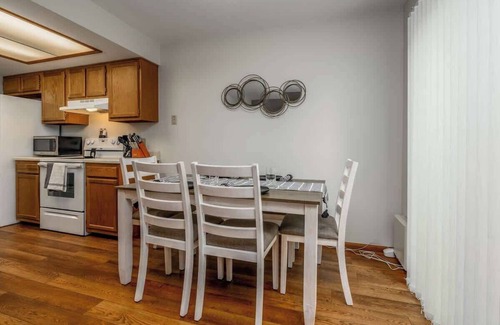 Fort Wayne House | Family Friendly 2 bedroom Condo Close to Fun