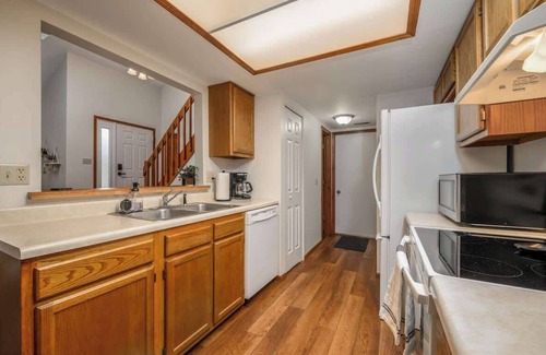 Fort Wayne House | Family Friendly 2 bedroom Condo Close to Fun