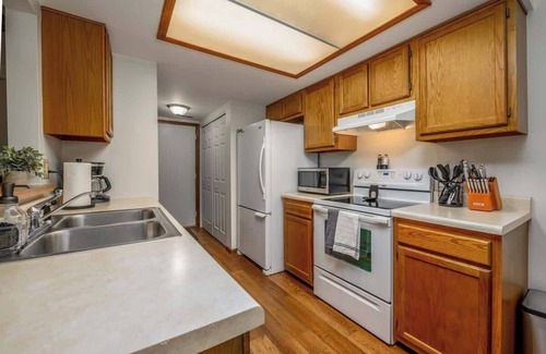 Fort Wayne House | Family Friendly 2 bedroom Condo Close to Fun