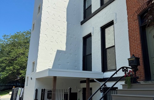 Lincoln Park Apartment | Family Friendly 2 Bedroom Full Kitchen Free Laundry Work Space 1 FREE Parking