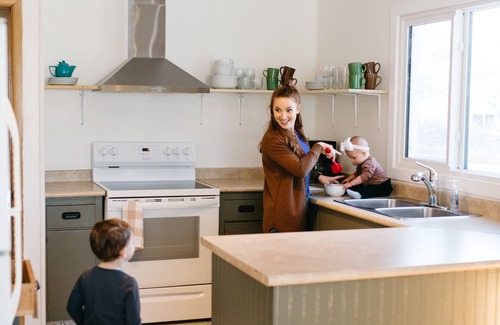 Saskatoon House | Family Friendly 3 Bd with *HOT TUB* Close to 8th Street, University and Hospital