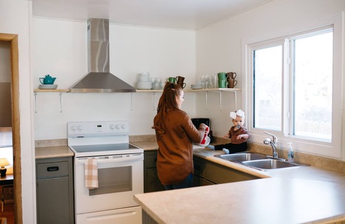 Saskatoon House | Family Friendly 3 Bd with *HOT TUB* Close to 8th Street, University and Hospital