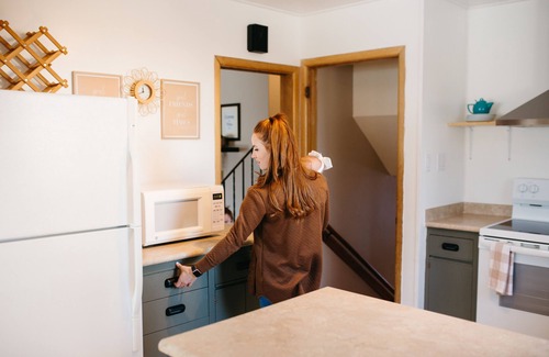 Saskatoon House | Family Friendly 3 Bd with *HOT TUB* Close to 8th Street, University and Hospital