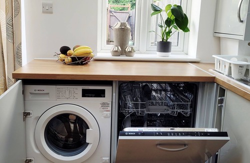 Alexandra House | Family-Friendly 3-Bedroom Home in Tolworth with Easy London Access