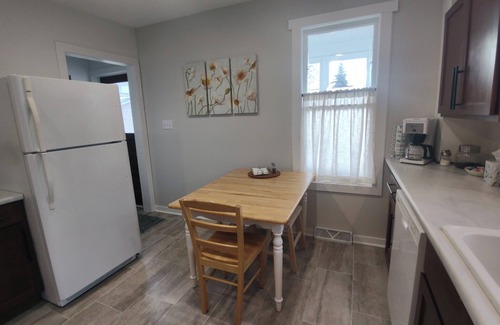 Cochrane House | Family-Friendly 3-bedroom house, Firepit, Clawfoot Tub, Local Attractions