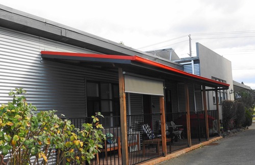 Orbost Cottage | Family friendly 3 bedroom apt. pet friendly. Private setting