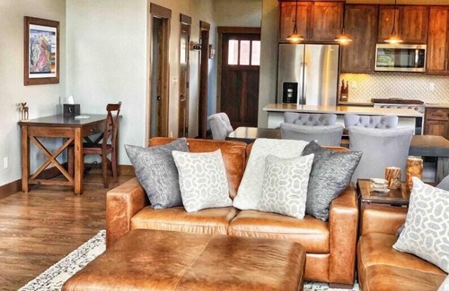 Fraser House | Family friendly 3 bedroom, mt views, private outdoor hot tub