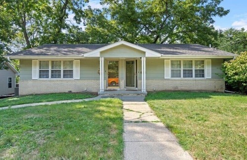 Des Moines Apartment | Family Friendly 3 BR 2 Bath Duplex Sleeps 9!