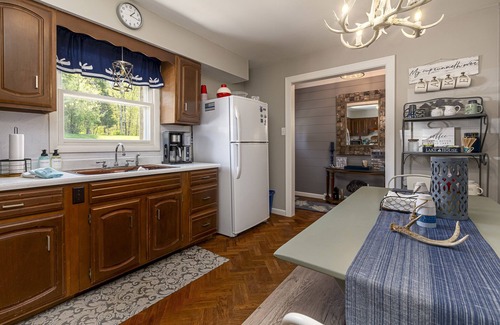 Goreville House | Family Friendly- 3 Kayaks + Canoe + 2 Kitchens