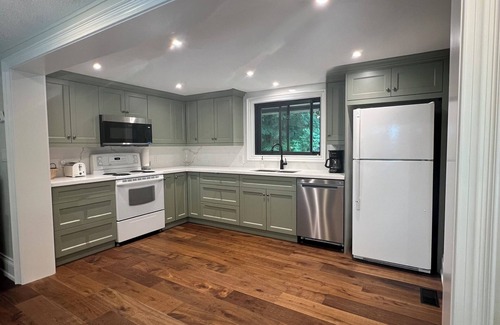 Dunchurch Cottage | Family-Friendly 3BR Cottage Sleeps 8 Waterfront Pet-Friendly AC+Heat