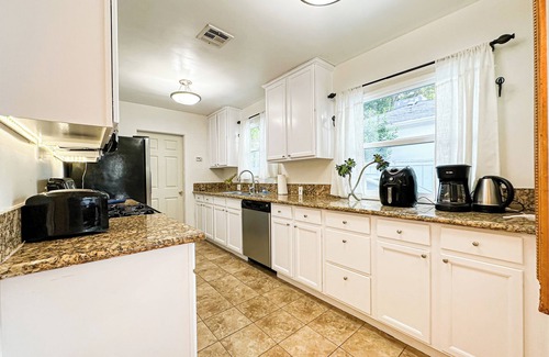 Encino House | Family-Friendly 3BR with Backyard - Hal1