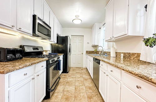 Encino House | Family-Friendly 3BR with Backyard - Hal1