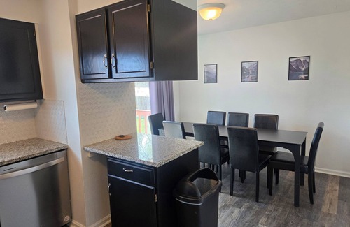 Lone Tree House | Family Friendly 4 BD/2BA Next to Trail/Park/Mall/Dining in DTC with Wi-Fi