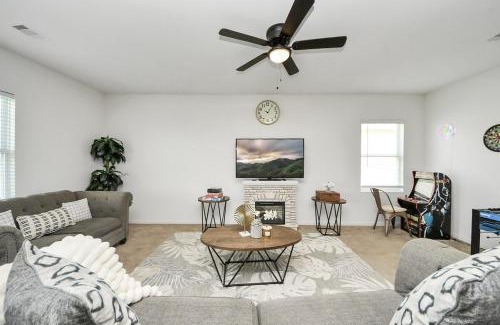 Katy House | Family-Friendly 4 Bed & 2 Bath Oasis with Fully Equipped Kitchen & Relaxing Vibes