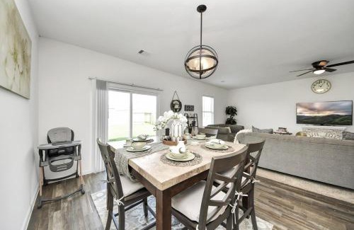 Katy House | Family-Friendly 4 Bed & 2 Bath Oasis with Fully Equipped Kitchen & Relaxing Vibes