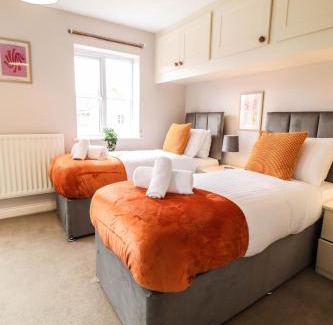 Brunel House | Family-Friendly 4 Bedroom House with Private Driveway