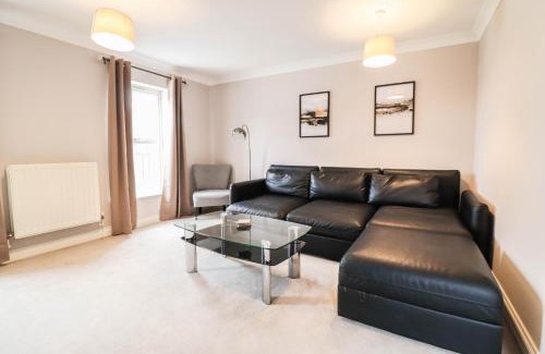 Brunel House | Family-Friendly 4 Bedroom House with Private Driveway