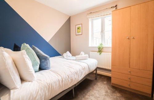 Brunel House | Family-Friendly 4 Bedroom House with Private Driveway