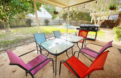 Ellendale House | Family-Friendly 4-Bedroom Retreat with Game Room and Outdoor Seating