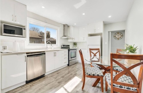 Niagara Falls House | Family Friendly 4BR and 6BD 4 Mins To Falls and Casino