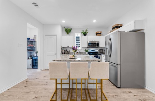 Grand Prairie House | “ Family-Friendly 4Br-3Bath Near DFW & Downtown. ”