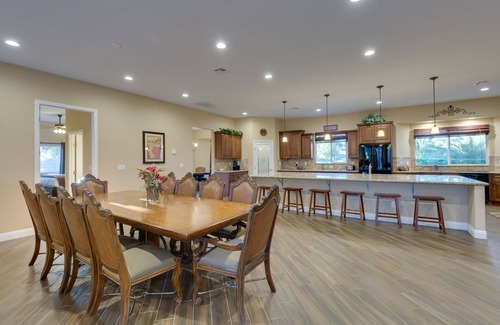 Royal Crest Rancheros House | Family Friendly 4000 Sq Ft 5 Bed 5.5 Bath, With Pool And Spa, 3 Miles To Strip