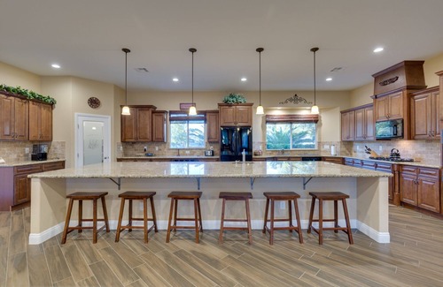 Royal Crest Rancheros House | Family Friendly 4000 Sq Ft 5 Bed 5.5 Bath, With Pool And Spa, 3 Miles To Strip