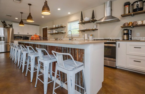 Rockport House | Family friendly 4bd/4b Lodge located minutes from Goose Island State Park