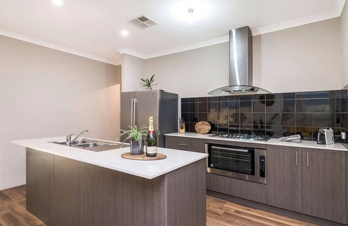 Jane Brook House | Family Friendly 4BR Home - Free Parking, Fast WiFi