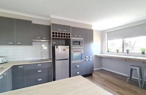 Holder Apartment | Family friendly 4BR Townhouse near Mt Stromlo - Hosted by Canstay