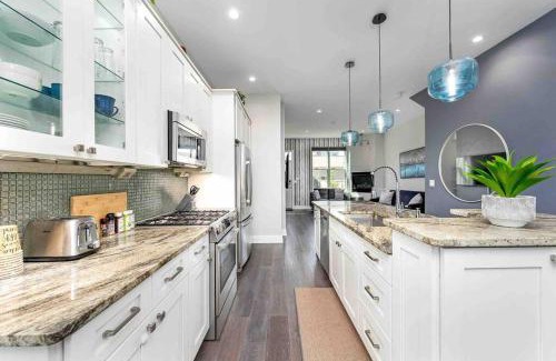 East Allegheny House | Family-Friendly 4BR Retreat Sleeps 12, Private Yard, Garage, Close to Stadiums, Casino & Downtown
