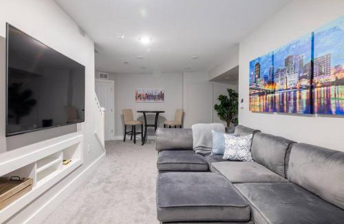 East Allegheny House | Family-Friendly 4BR Retreat Sleeps 12, Private Yard, Garage, Close to Stadiums, Casino & Downtown