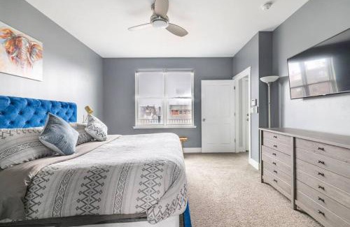 East Allegheny House | Family-Friendly 4BR Retreat Sleeps 12, Private Yard, Garage, Close to Stadiums, Casino & Downtown