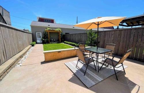 East Allegheny House | Family-Friendly 4BR Retreat Sleeps 12, Private Yard, Garage, Close to Stadiums, Casino & Downtown